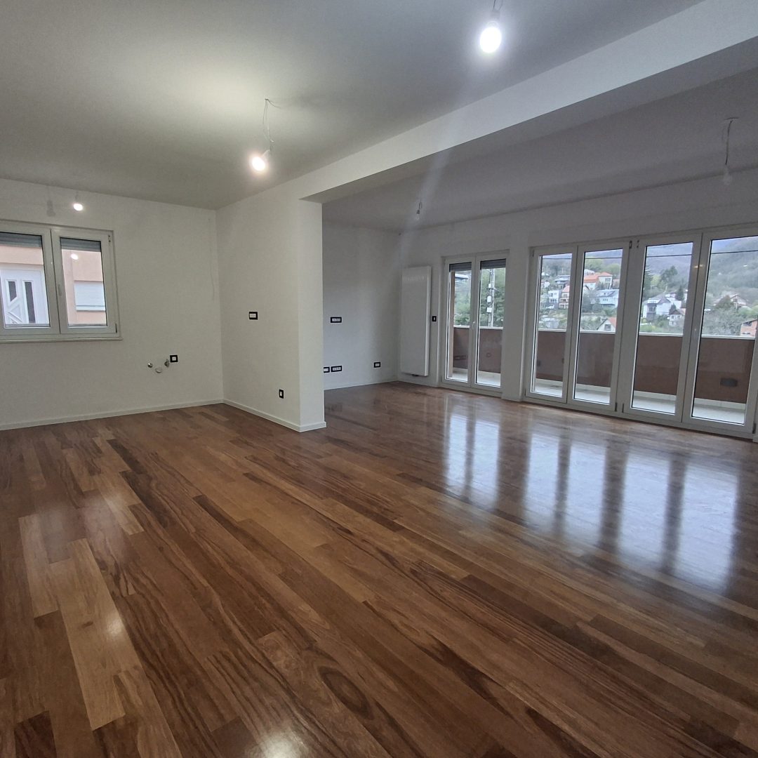 Prostran i luksuzan stan s terasama, vrtom i garažom u mirnoj oazi podno Sljemena