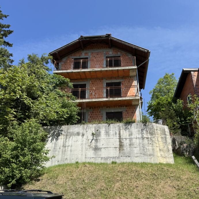 Gračani, samostojeća (roh-bau) kuća od 235 m2, BEZ PROVIZIJE ZA KUPCA!