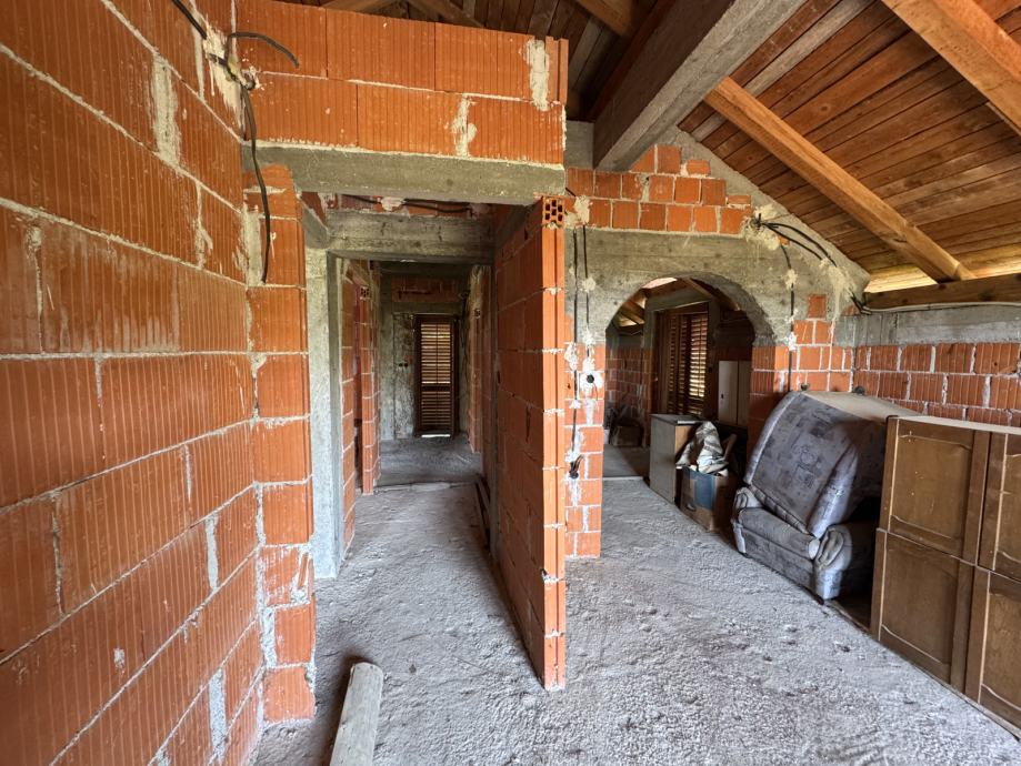 Gračani, samostojeća (roh-bau) kuća od 235 m2, BEZ PROVIZIJE ZA KUPCA! - Slika 10