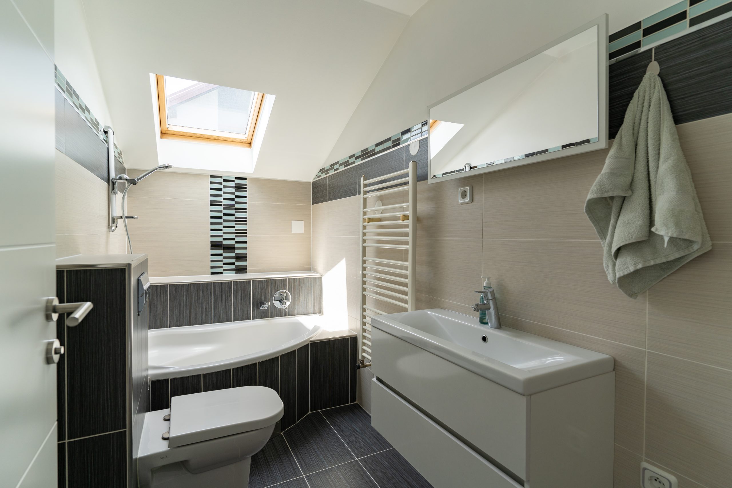 BJELOVAR, odlična kuća katnica s bazenom i lijepom okućnicom! - Slika 22