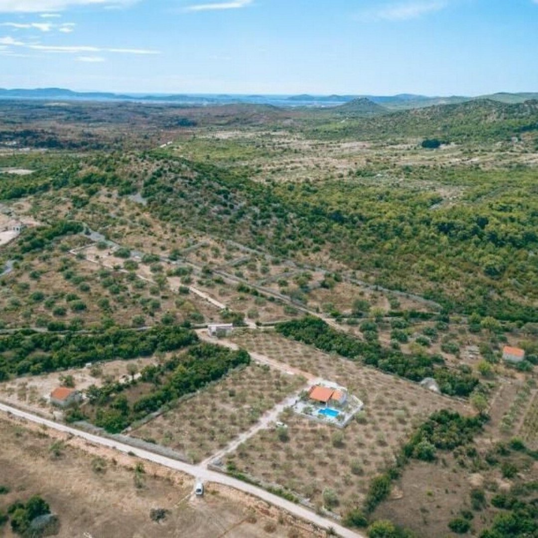 Prodaje se lijepo poljoprivredno zemljište u zaleđu Vodica!