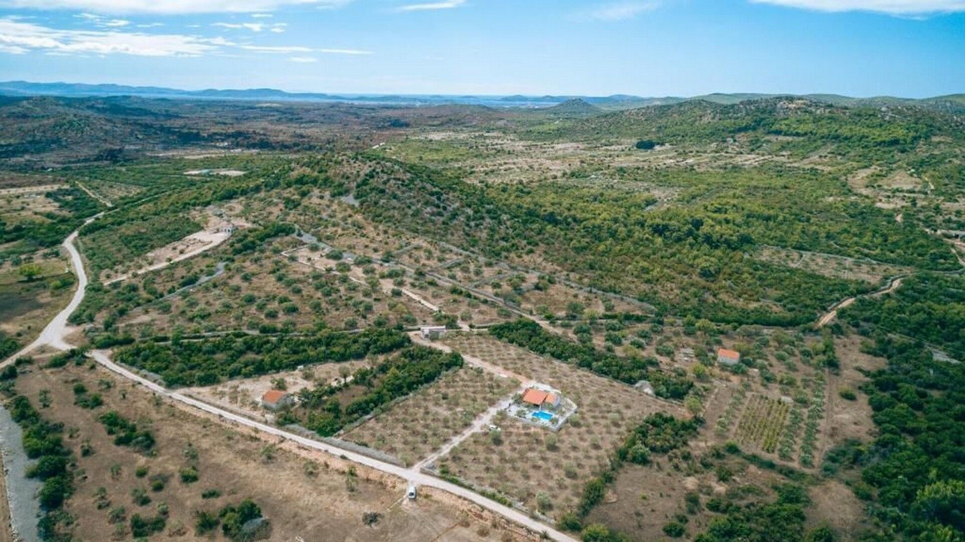 Prodaje se lijepo poljoprivredno zemljište u zaleđu Vodica!