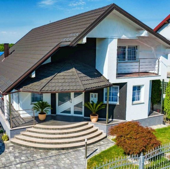 BJELOVAR, odlična kuća katnica s bazenom i lijepom okućnicom!