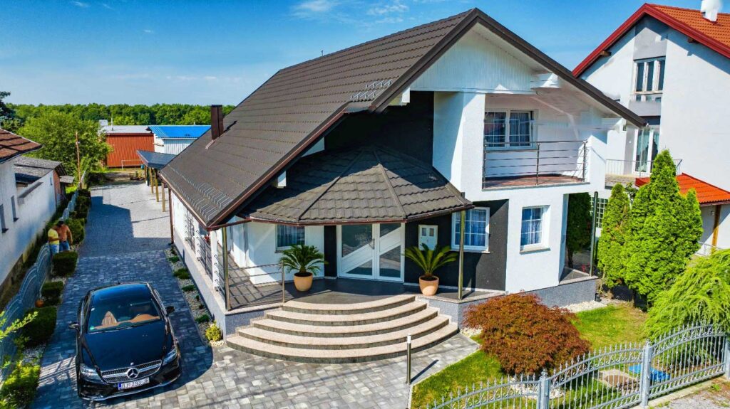 BJELOVAR, odlična kuća katnica s bazenom i lijepom okućnicom!