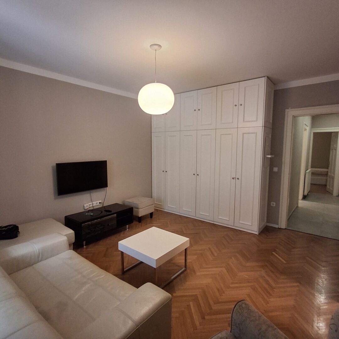 Iznajmljuje se odličan,trosoban stan–centar Zagreba(Trg Marka Marulića)