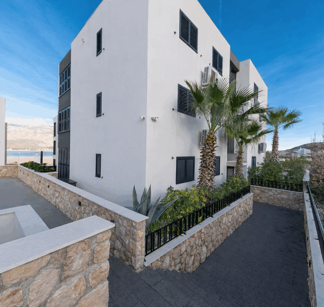 ODLIČAN APARTMAN S VRTOM I BAZENOM–Vinjerac kod Zadra