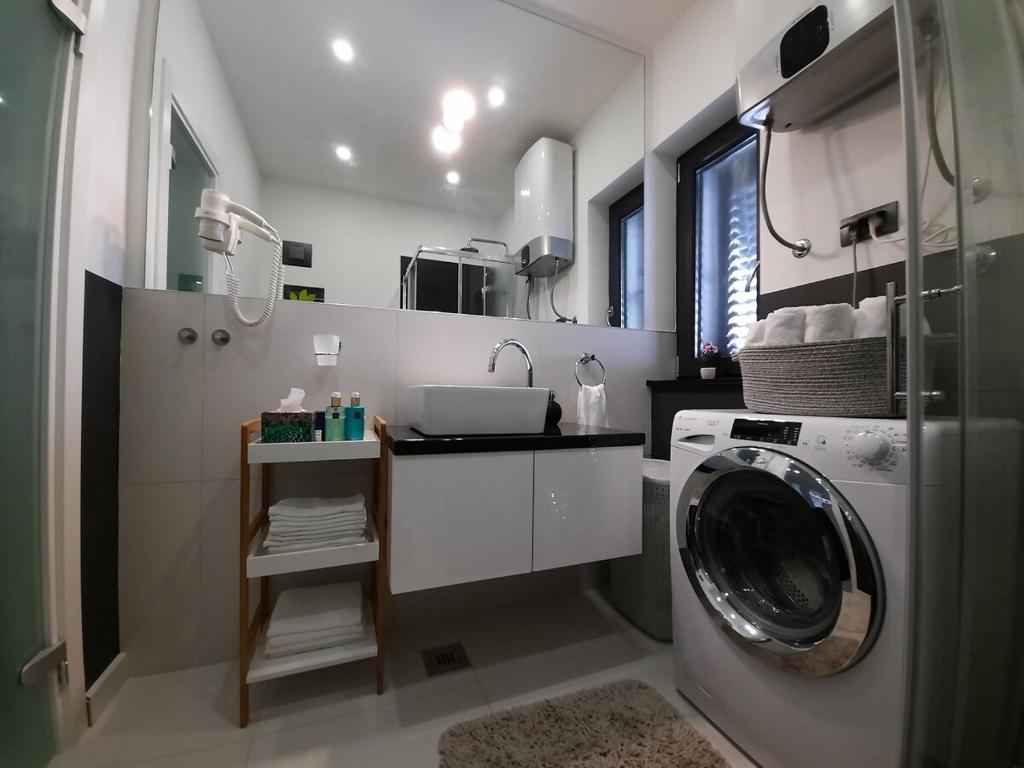 ODLIČAN APARTMAN S VRTOM I BAZENOM–Vinjerac kod Zadra - Slika 20