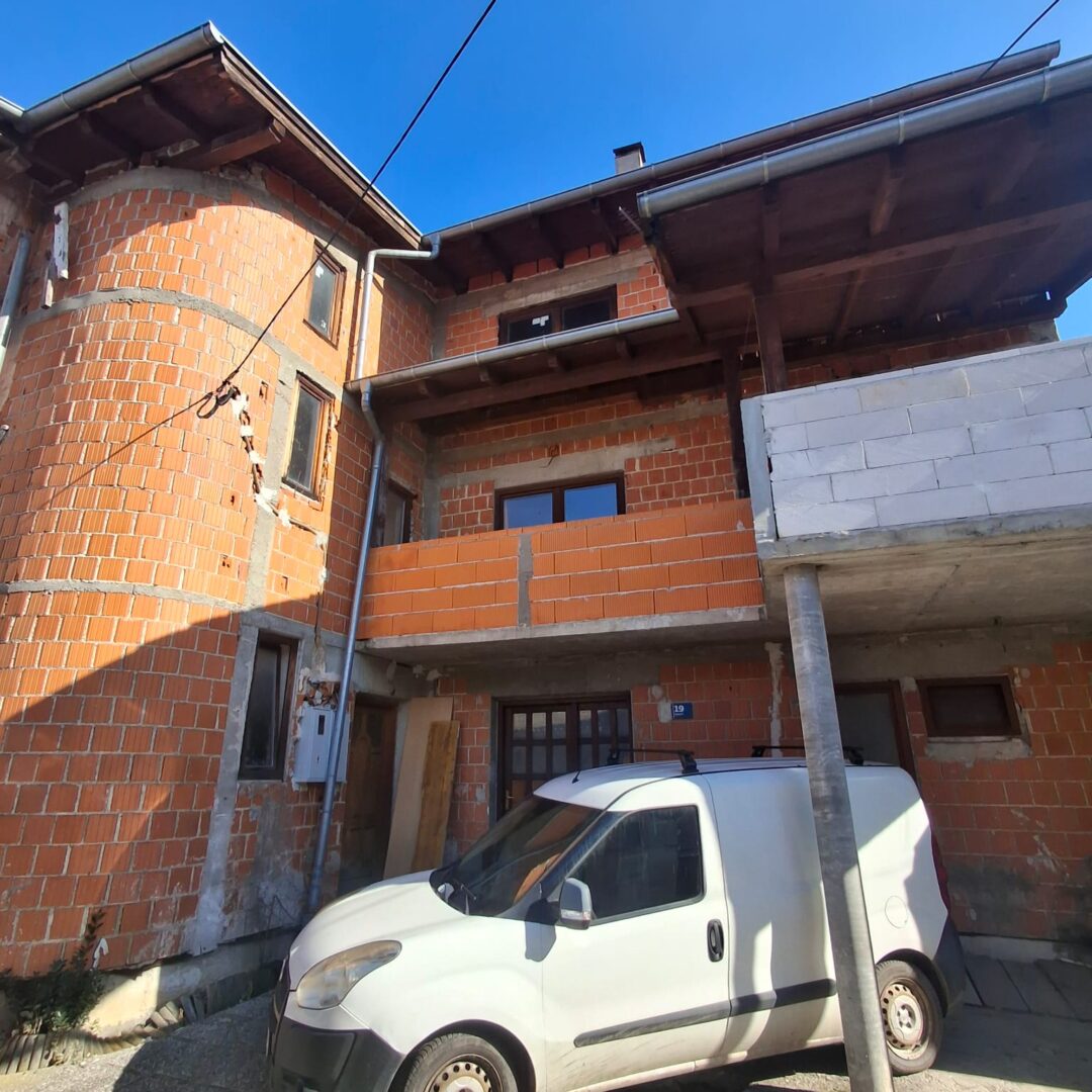 ROH-BAU KUĆA NA KRUGAMA(ZAGREB)–ZA INVESTICIJU ILI OBITELJSKI DOM