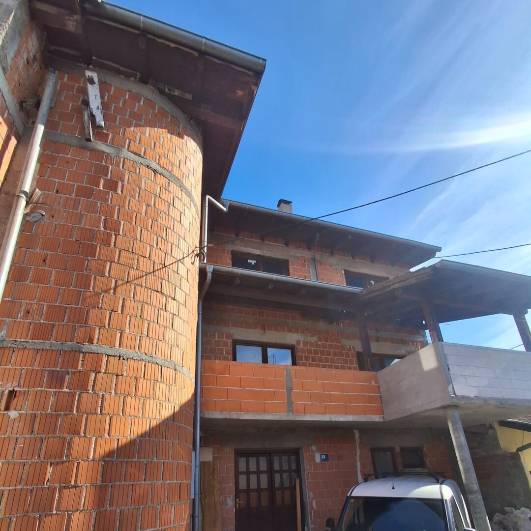 ROH-BAU KUĆA NA KRUGAMA(ZAGREB)–ZA INVESTICIJU ILI OBITELJSKI DOM