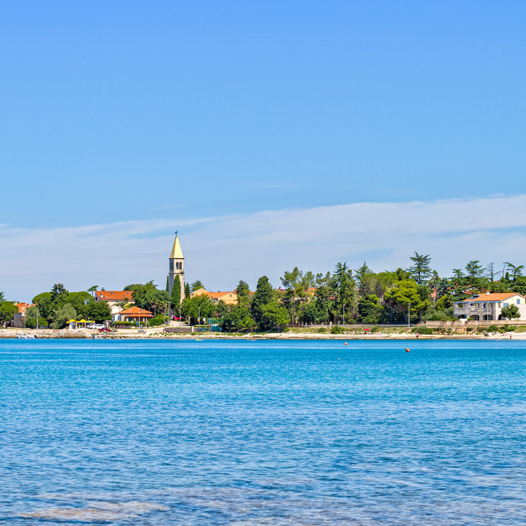 LOVREČICA(UMAG)–GRAĐEVINSKO ZEMLJIŠTE 4.813 m², 1 KM OD MORA