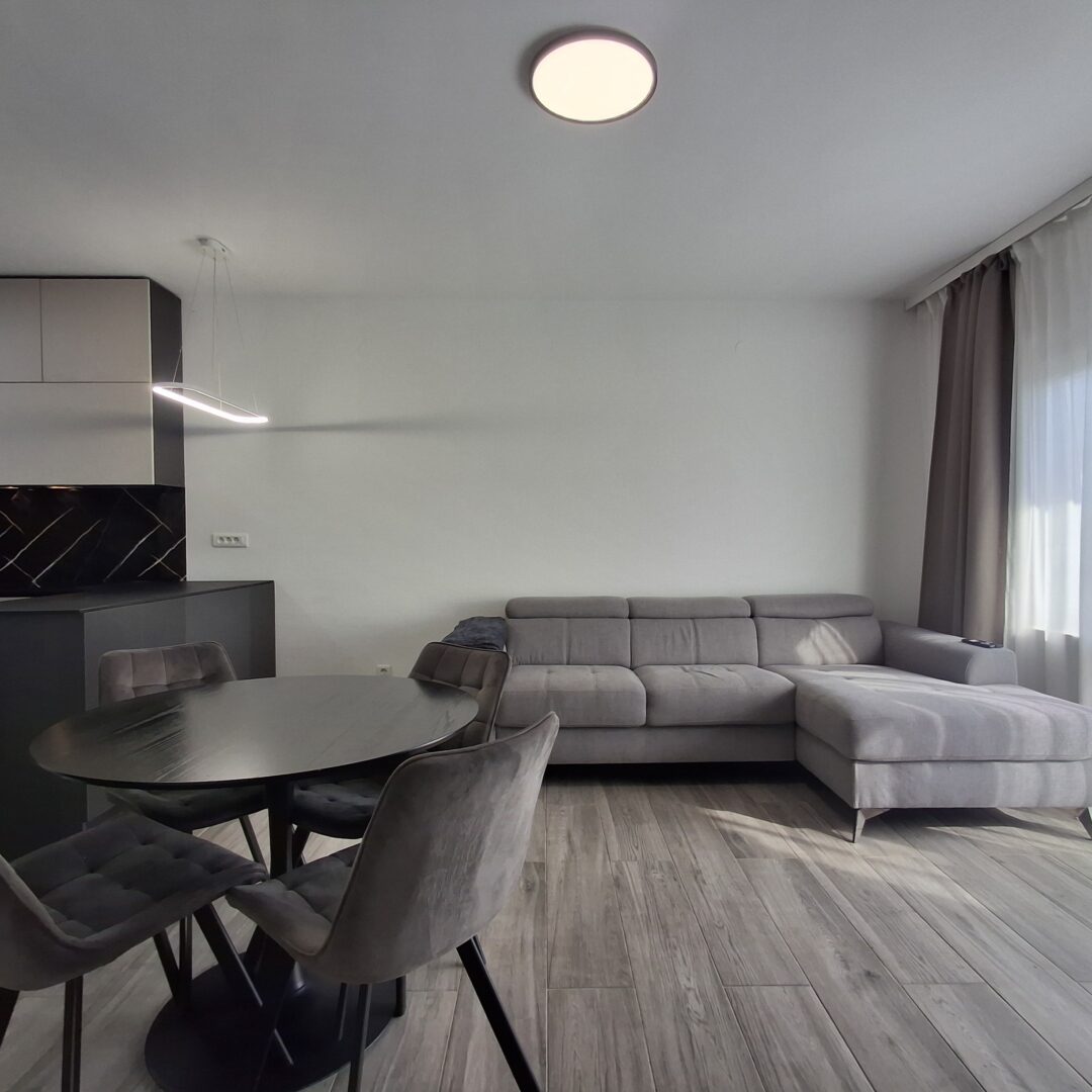 Zagreb(Grmoščica),komplet renovirani trosobni stan, balkon-BEZ PROVIZIJE!