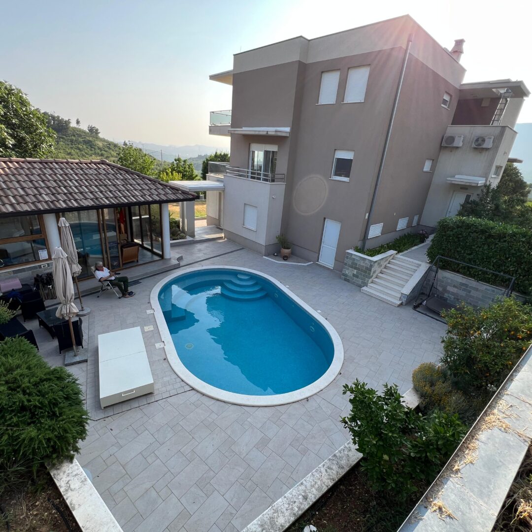 KLIS KOD SPLITA-ATRAKTIVNA VILA S BAZENOM I PANORAMSKIM POGLEDOM