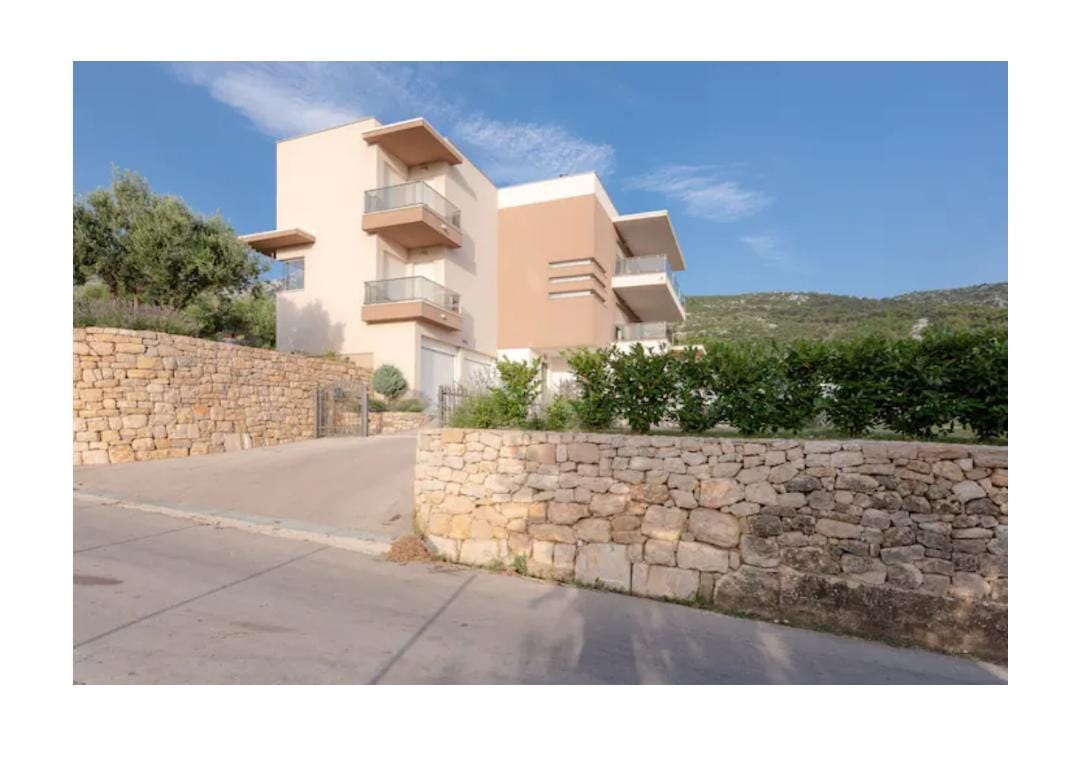 KLIS KOD SPLITA-ATRAKTIVNA VILA S BAZENOM I PANORAMSKIM POGLEDOM