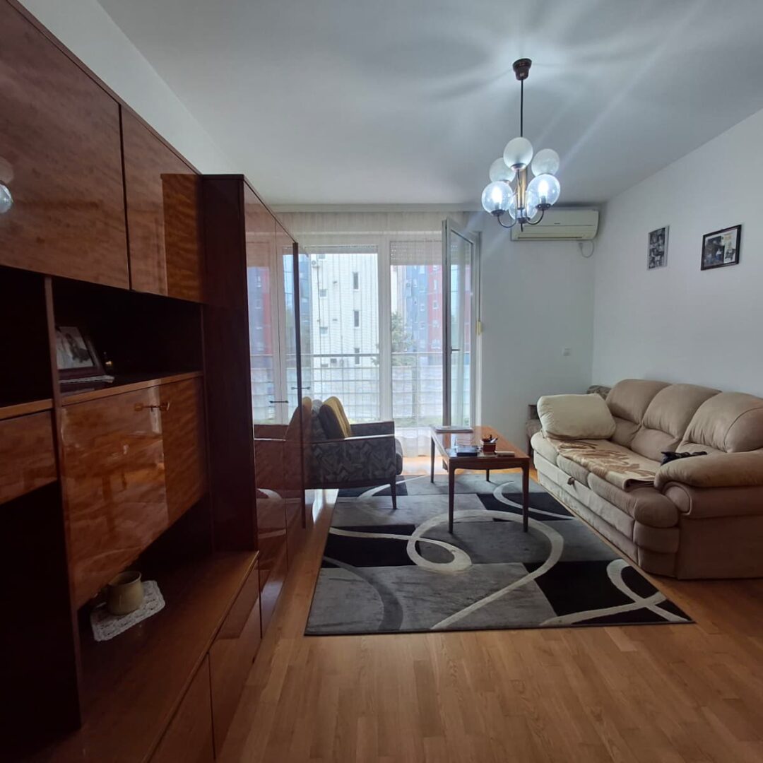 VRBANI, PETROVARADINSKA ULICA,NAMJEŠTEN DVOSOBAN STAN, ODLIČNA LOKACIJA!