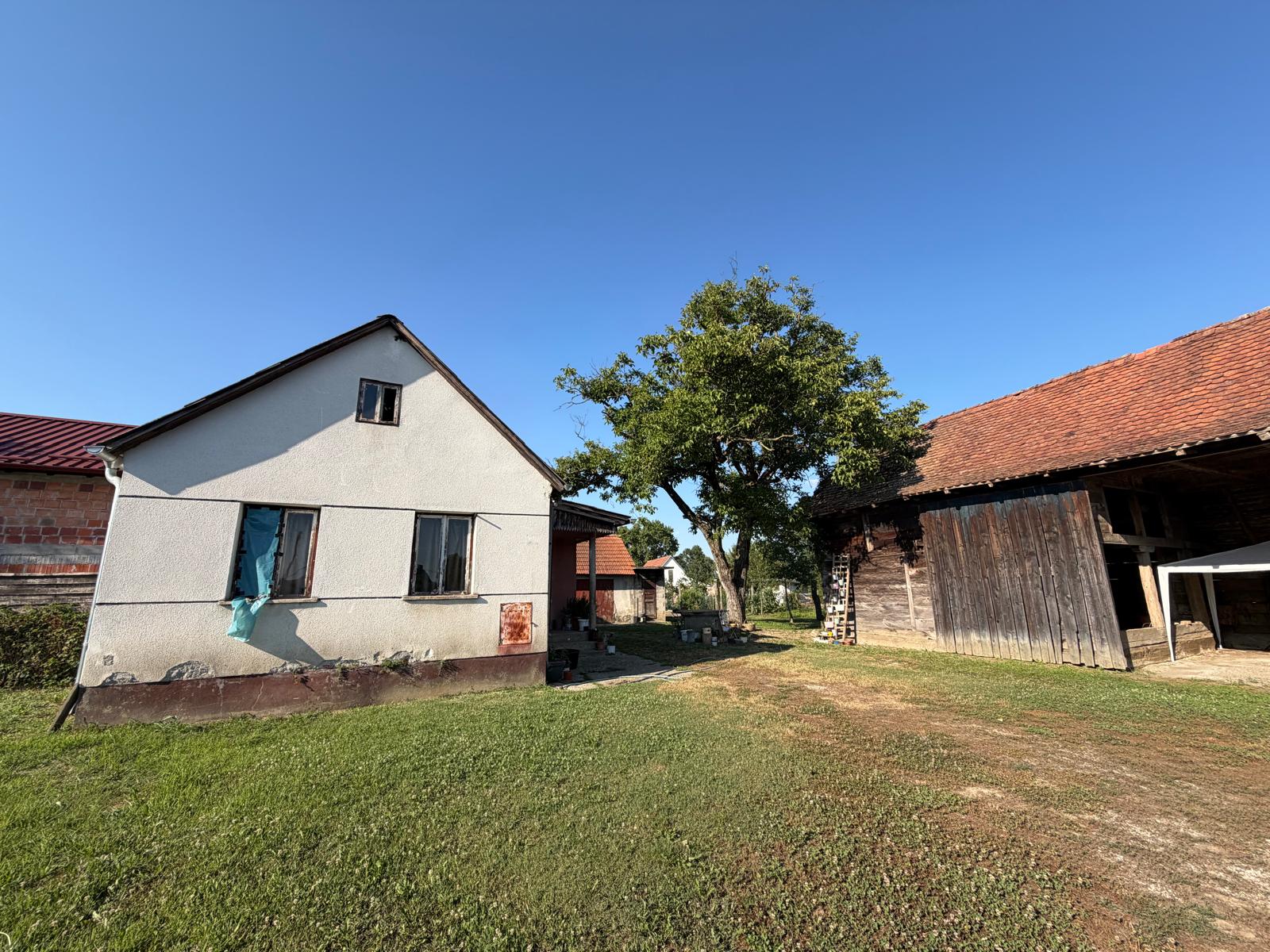 MALA OSTRNA–obiteljsko imanje s građevinskim zemljištem od 2.045 m² i projektom za novu kuću! - Slika 2