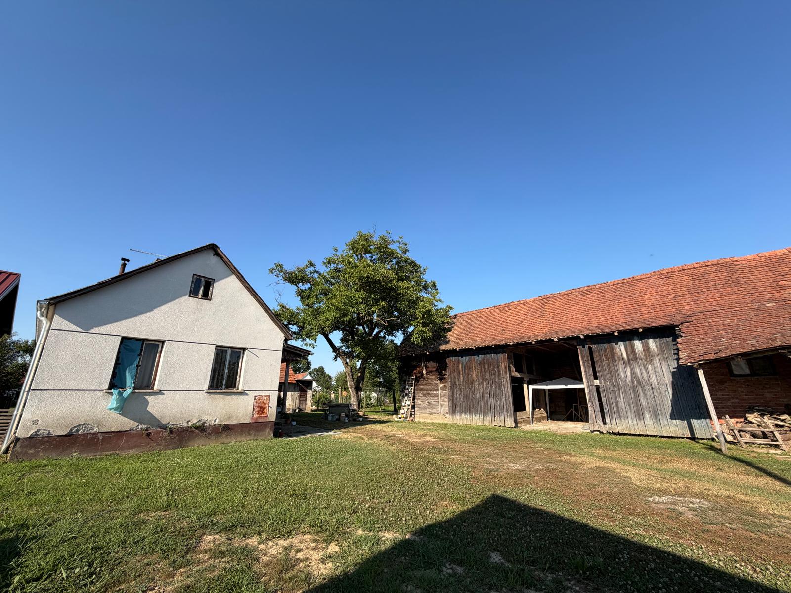 MALA OSTRNA–obiteljsko imanje s građevinskim zemljištem od 2.045 m² i projektom za novu kuću!