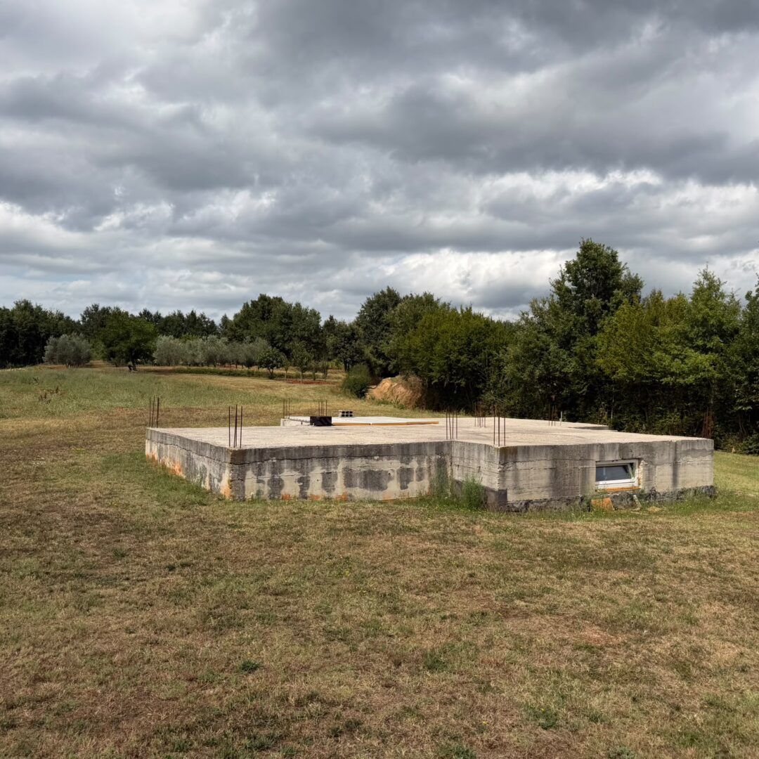 ISTRA,BARBAN-GRAĐEVINSKO ZEMLJIŠTE 827m² S GRAĐ. DOZVOLOM, TEMELJIMA I PODRUMOM