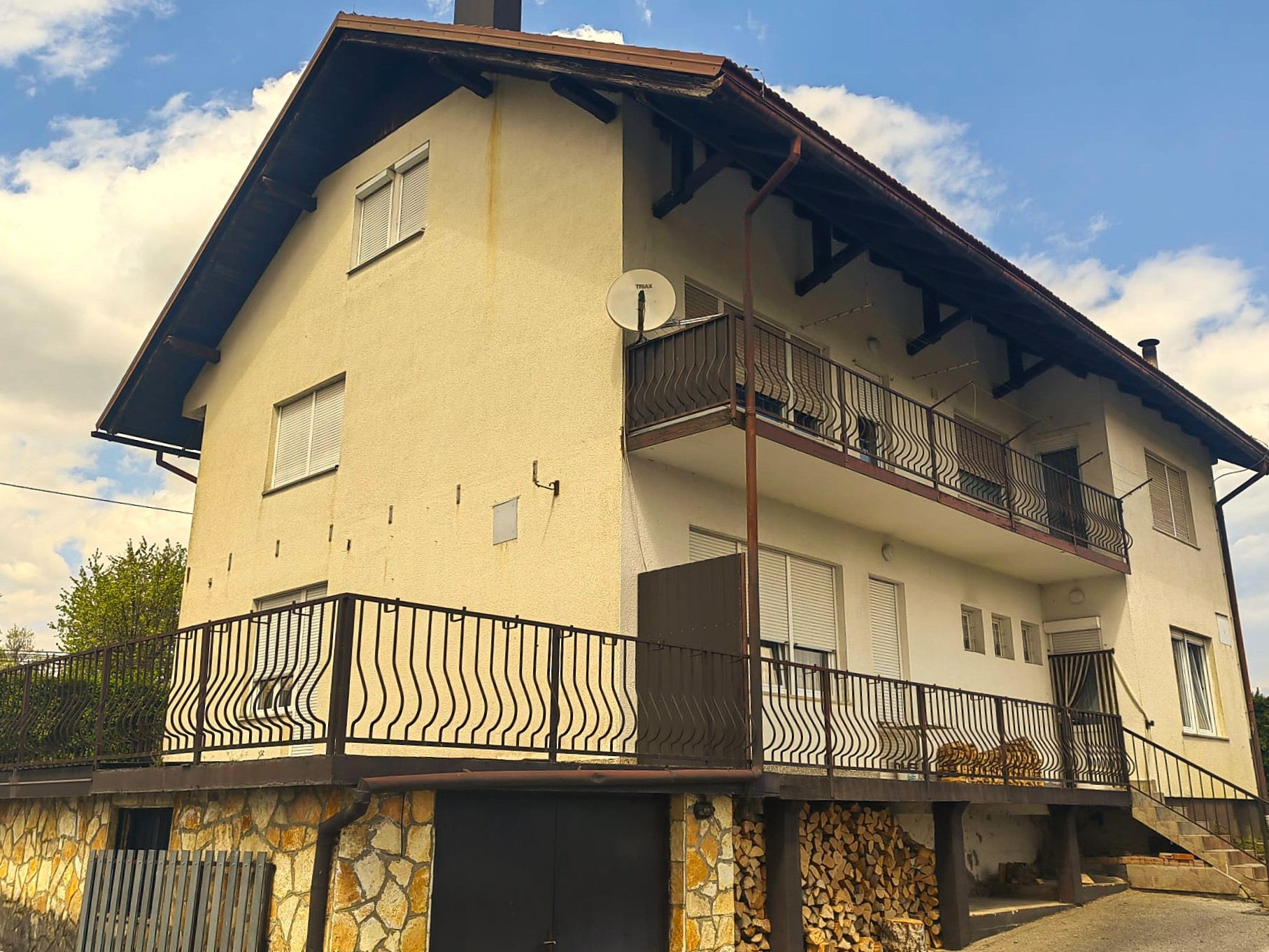 Ogulin, elegantna obiteljska kuća 400m2, BEZ PROVIZIJE ZA KUPCA!